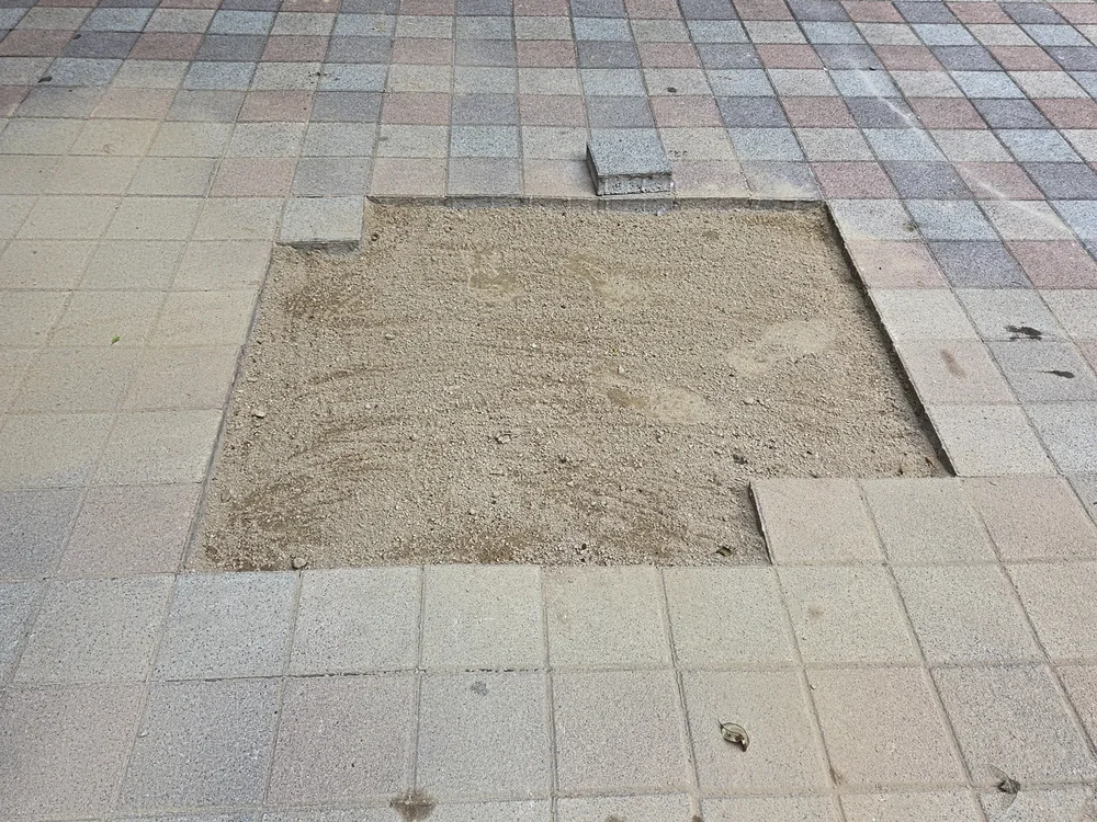 강남 상가 앞 보도블럭 부분 손상, 시공 전 상태