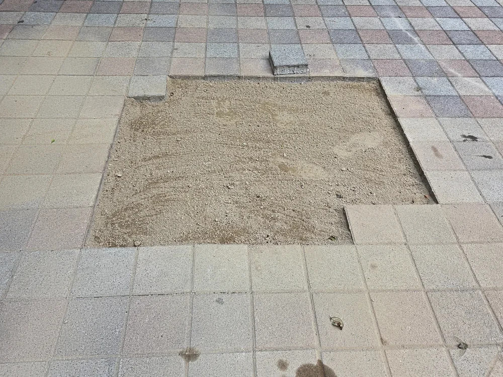 얼룩과 자국이 남아 배열 라인이 흐트러진 보도블럭 바닥