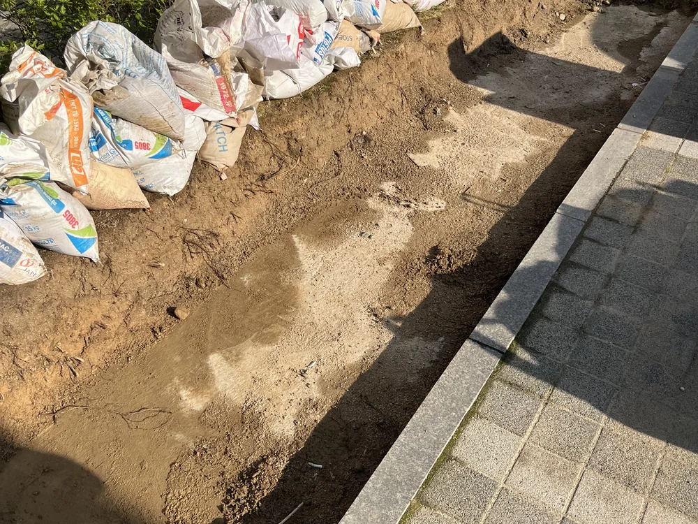 마포 옹벽 옆 보도블럭 시공 전, 배수 공사 굴착 상태