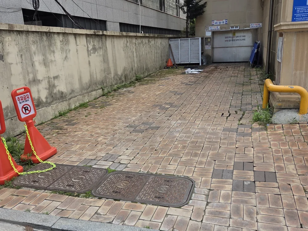 서울 상가 진입로 보도블럭, 시공 전 배수구 주변 상태