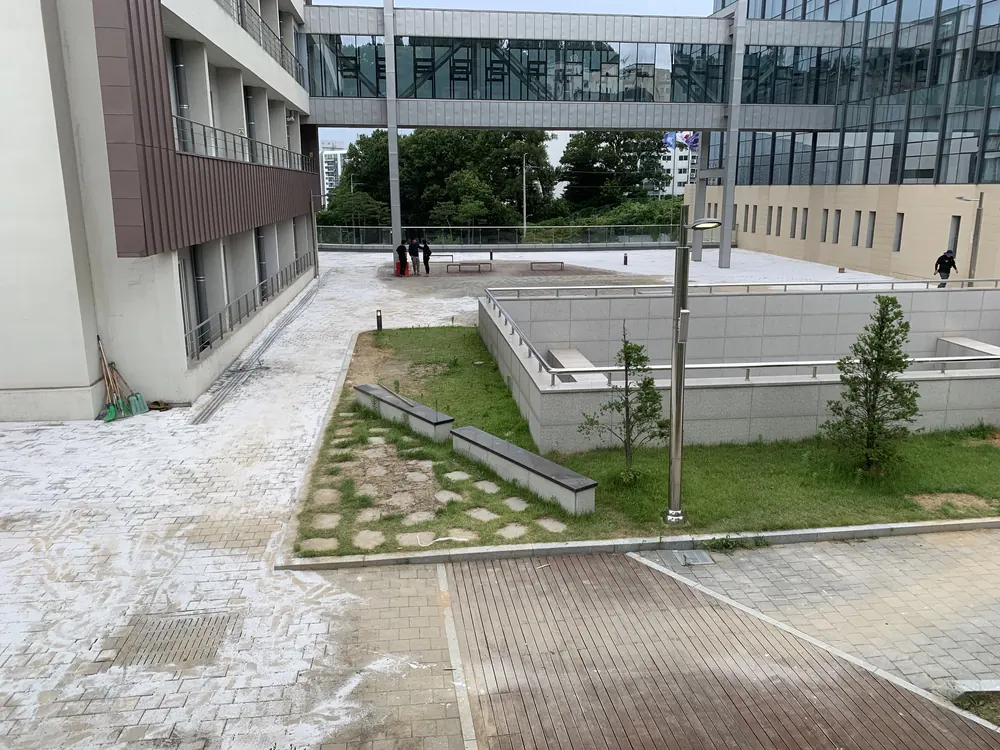 같은 통로에 블럭을 깔아 마감한 작업 후 모습