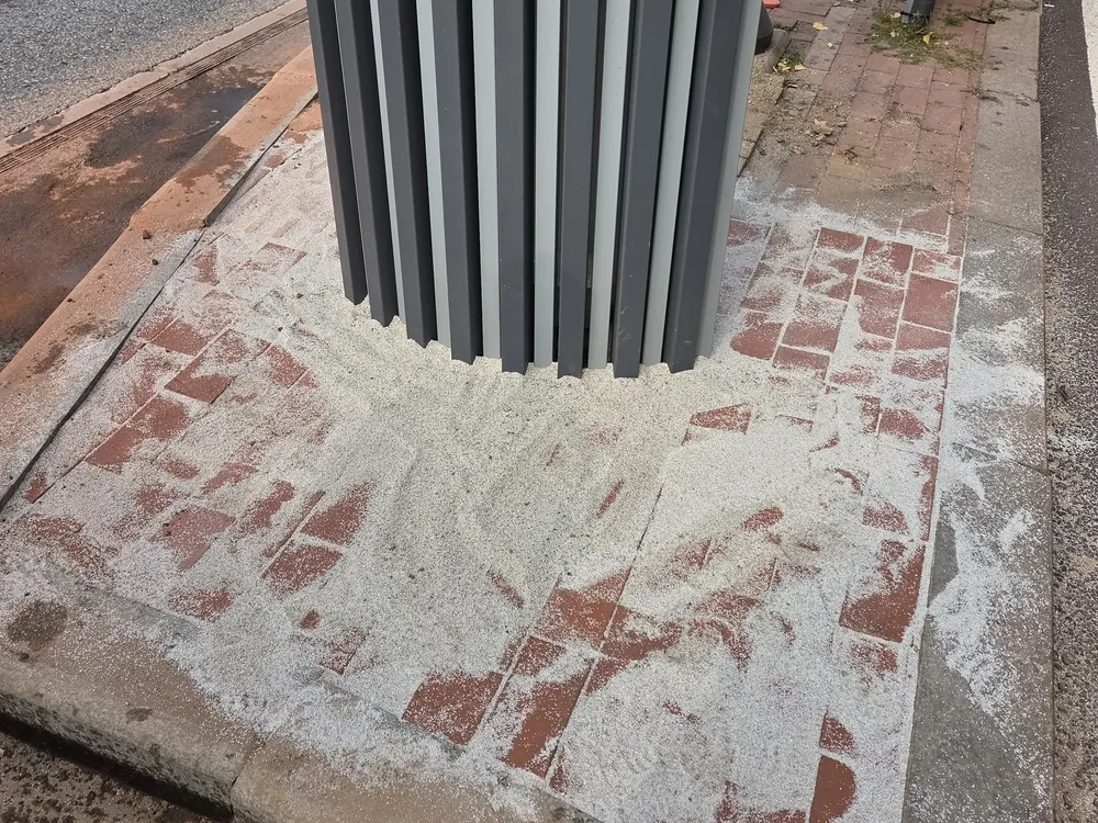 기둥 주변에 벽돌 블럭을 다시 채워 마감한 모습