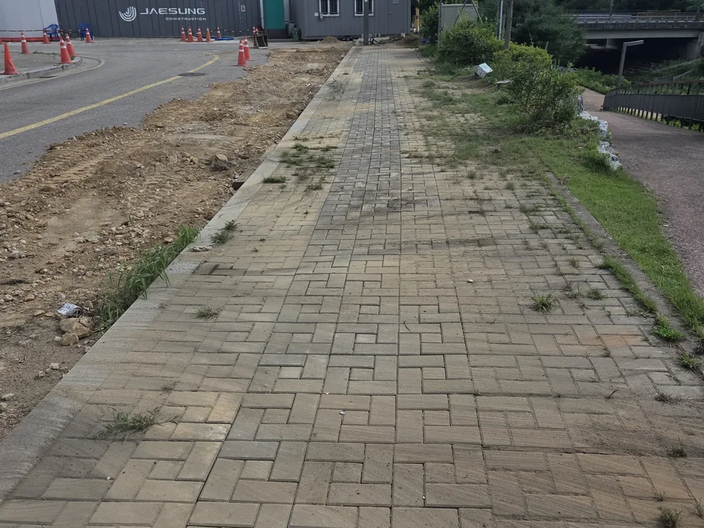 수원 도로변 보도블럭 교체, 시공 후 새 블럭으로 마감된 모습