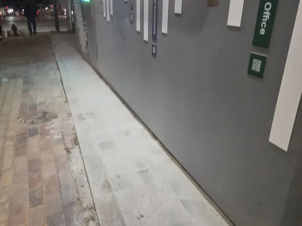 사옥 측면 보도블럭 시공 후 마감 모습