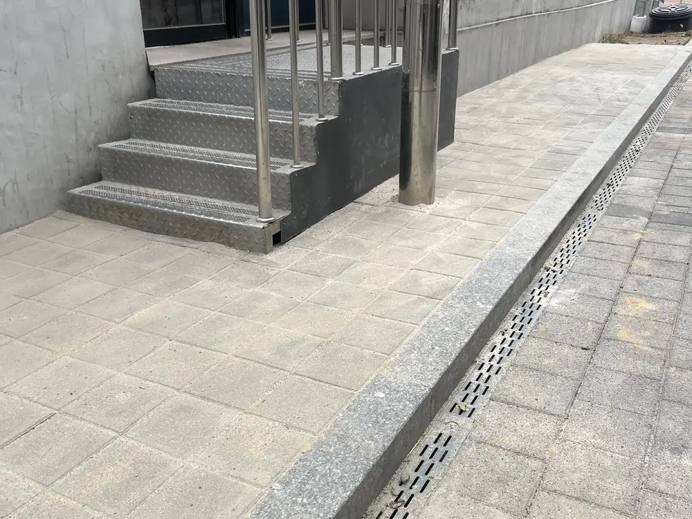 오산 상가 건물 앞 보도블럭 시공 후 마감 모습