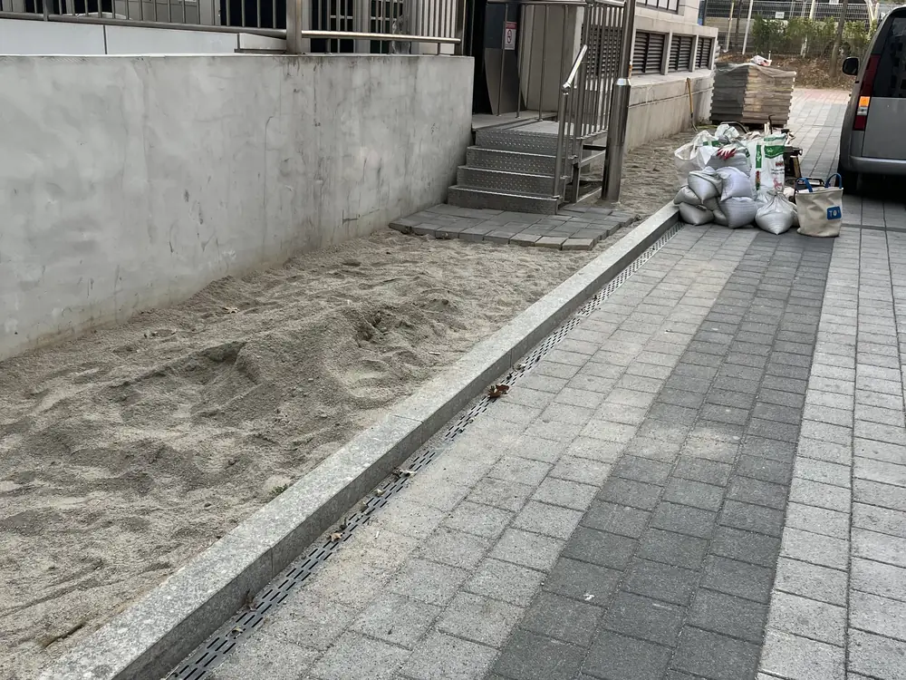 오산 상가 건물 앞 보도블럭 시공 전 배수로 정비 모습