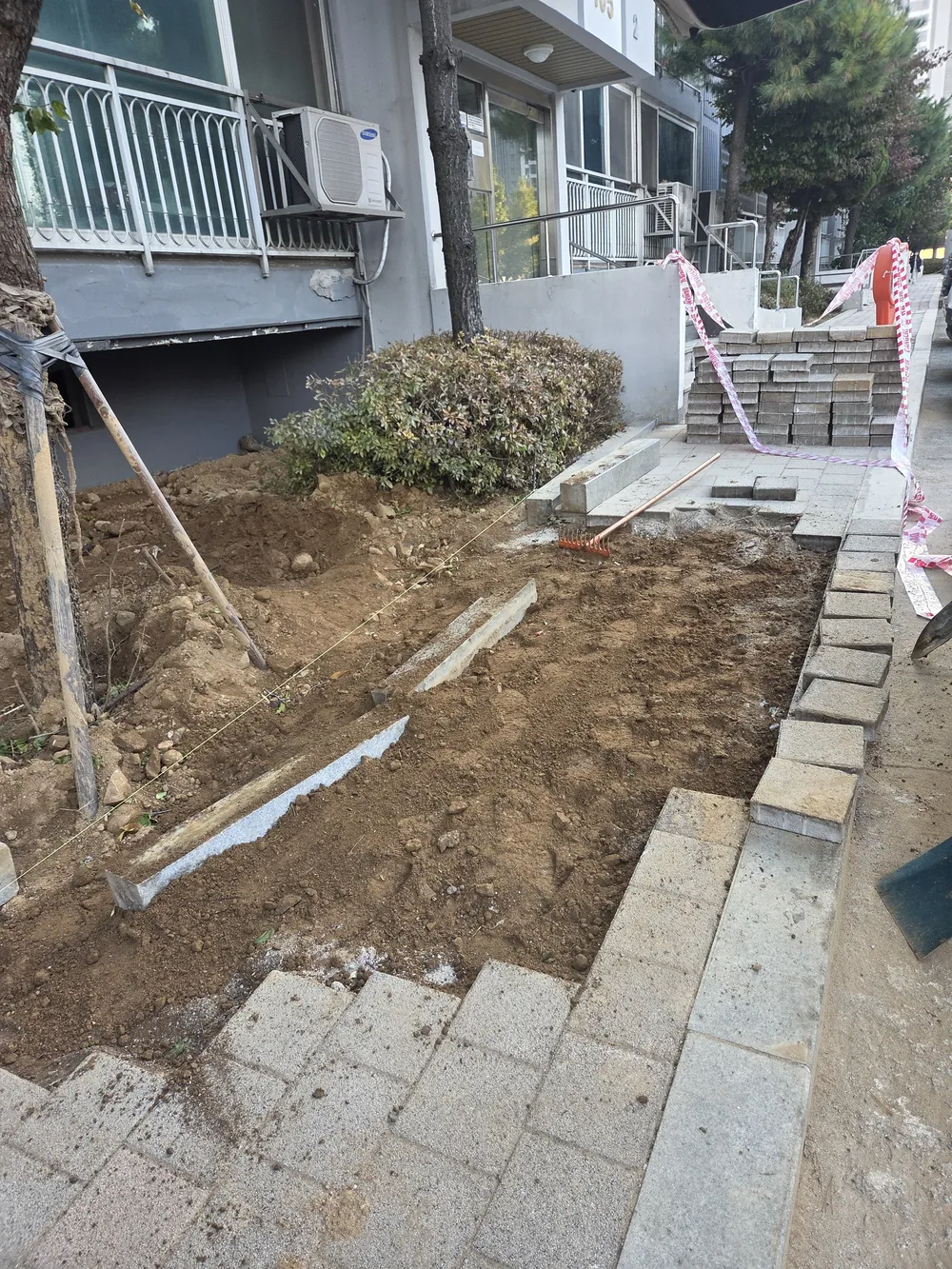 차량과 인접한 통로를 굴착하고 기준선을 표시한 시공 전 모습
