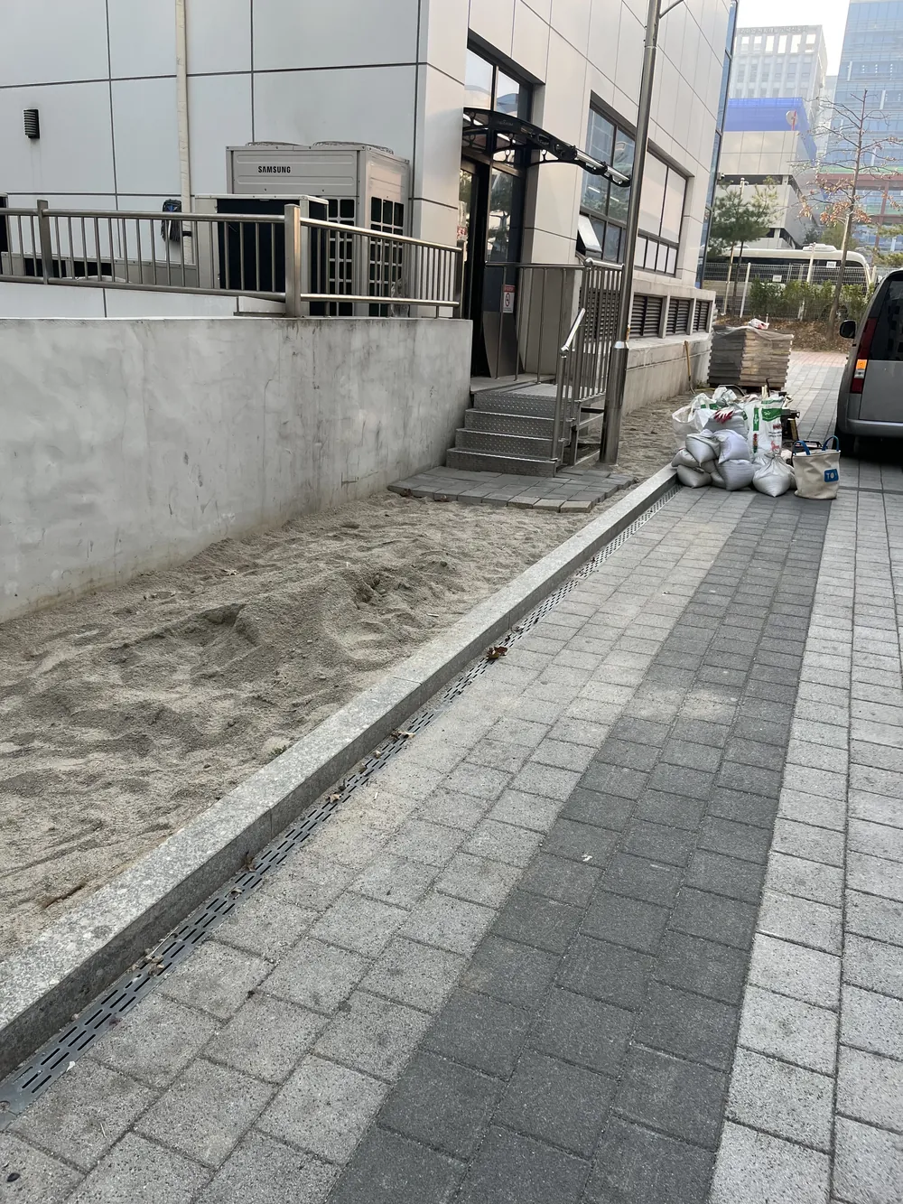 출입구 앞 배수로 옆에 모래만 있는 시공 전 모습