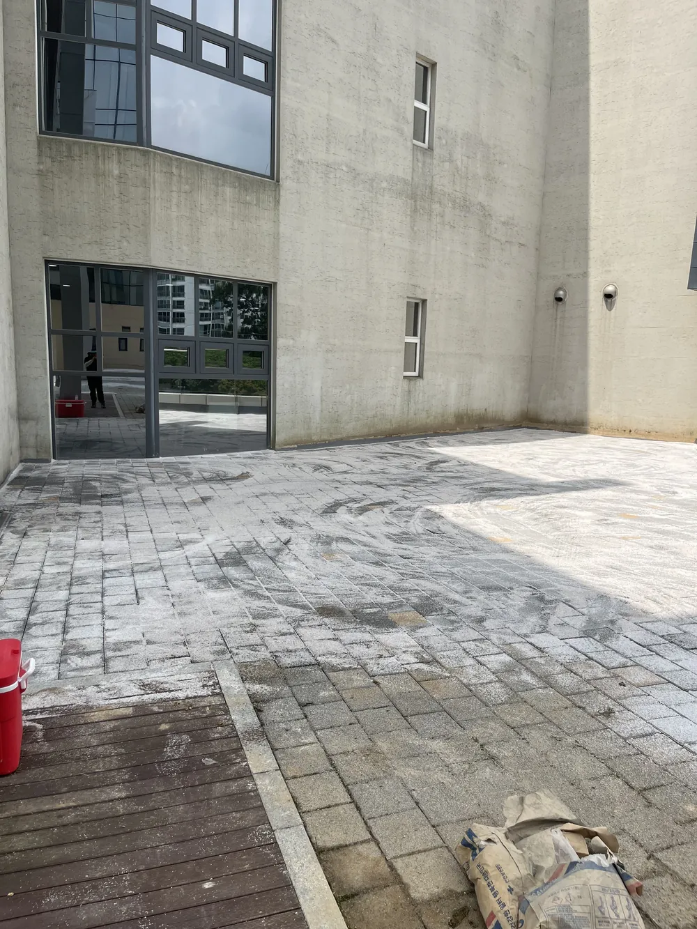 벤치 주변 보도블럭 시공을 마친 후 모습