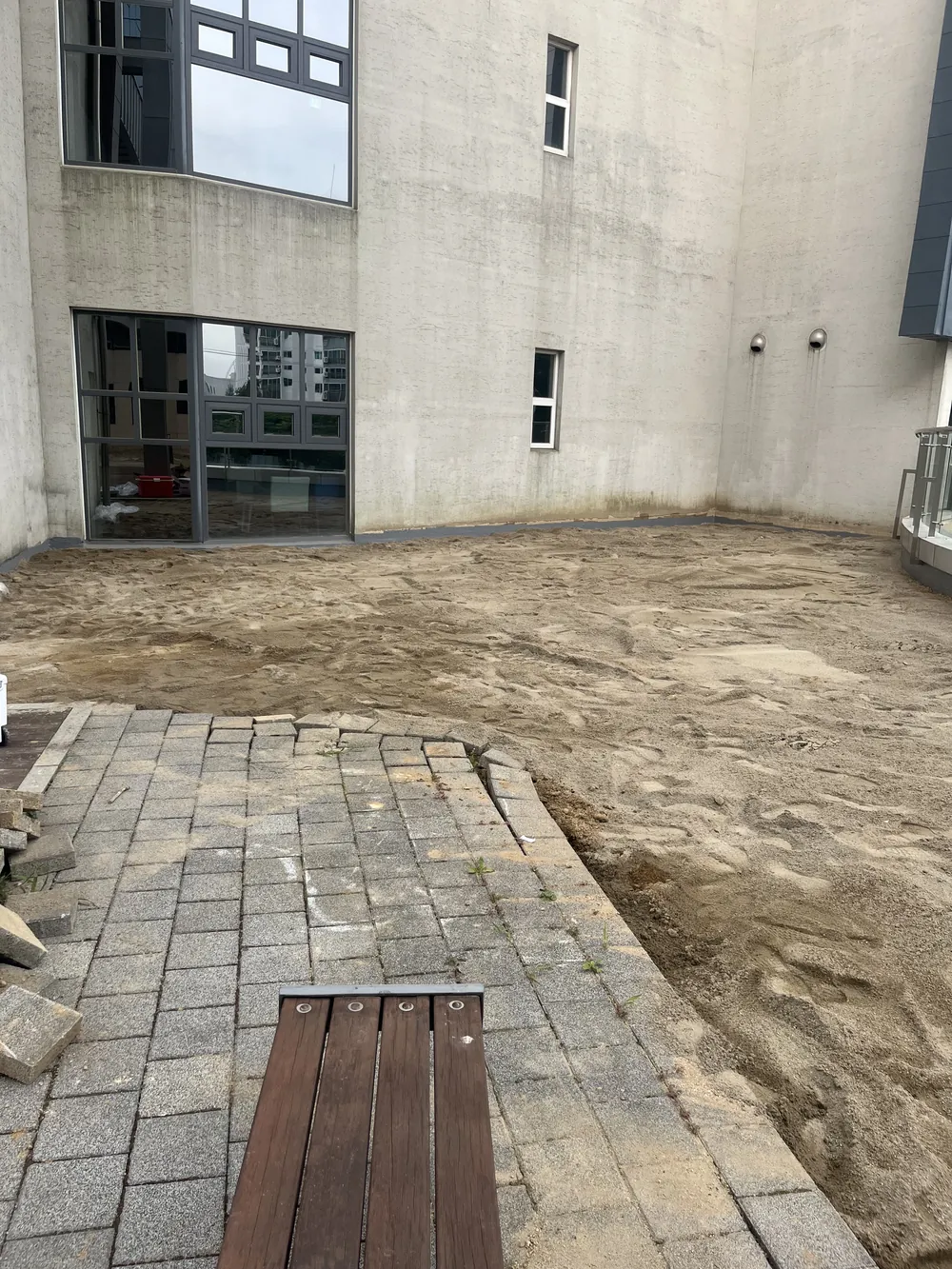 벤치 주변 바닥에 모래만 있는 시공 전 모습
